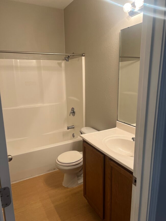 Downstairs Full Bath - 2416 Gladiolus St