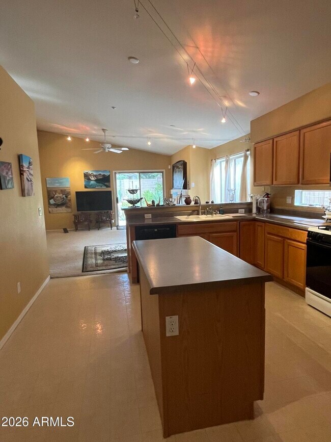 Building Photo - 10460 E Hillery Dr