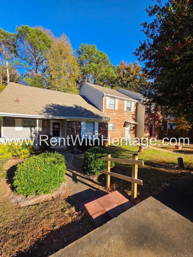 Foto del edificio - Amazing 2 bedroom, 1.5 bath townhome/ Grea...