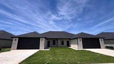 Building Photo - 308 Woodstock Ln