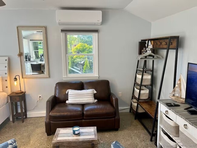 Building Photo - 424 Pequot Ave