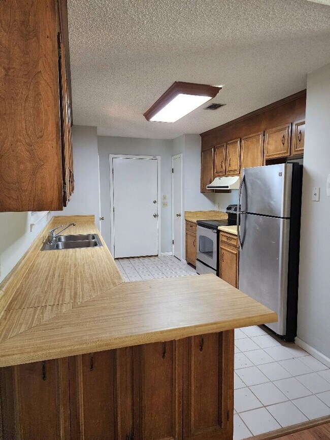 Building Photo - Open Floorplan, 3BD/3Bath with a Huge Sunr...