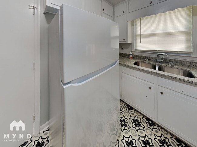 Building Photo - 1836 Hillsway SW