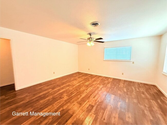 Building Photo - Spacious 2 Bed 1 Bath Duplex For Rent