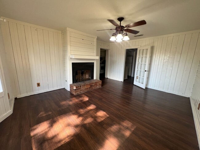 Building Photo - BIG HOME IN GARDEN VALLEY AREA OF SHREVEPORT