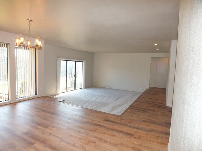 Foto del edificio - Cameron Park 2/2.5 2500 sf home on the golf course - Fully remodeled!