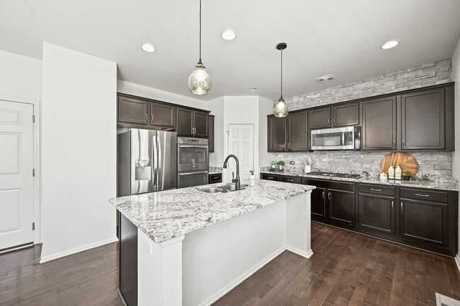 Foto del edificio - Beautiful 5 Bedroom Home- Move in Ready- C...