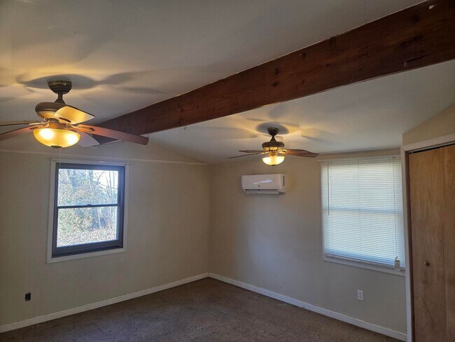 Foto del edificio - 645 Linden Ln