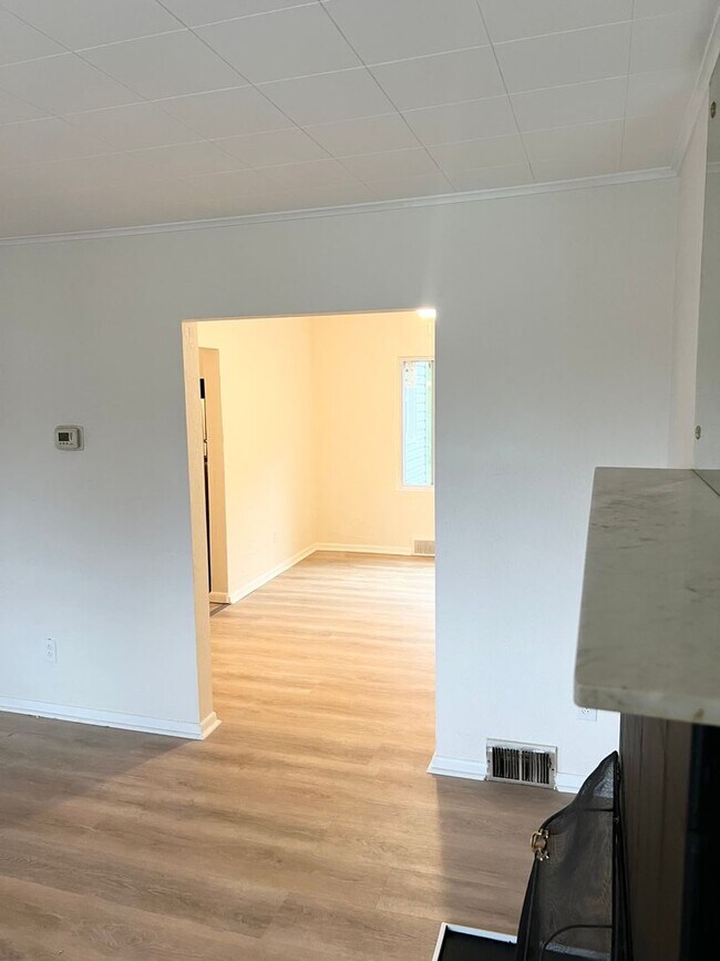 Building Photo - Newly Renovated 2 Bed, 1 Bath in Brentwood...