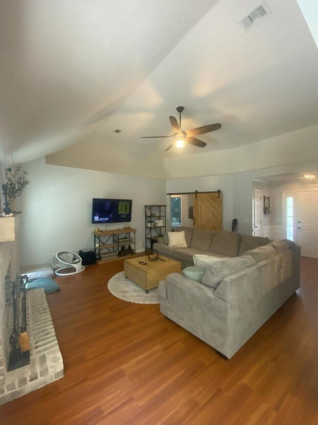Foto del edificio - Beautiful 3 Bedroom Home with Fireplace & Private Backyard in Pooler