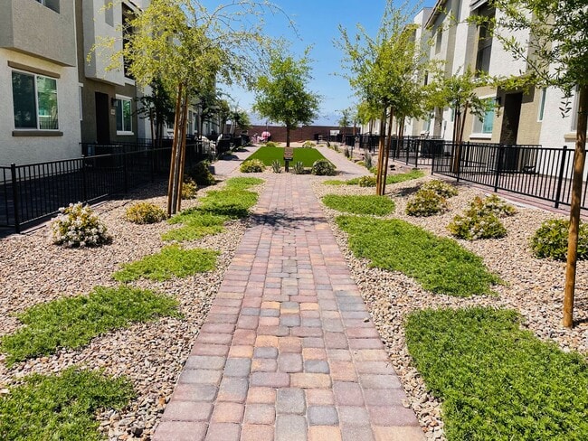 Building Photo - Spacious 3 Bd, 2Bath Open Concept Townhous...