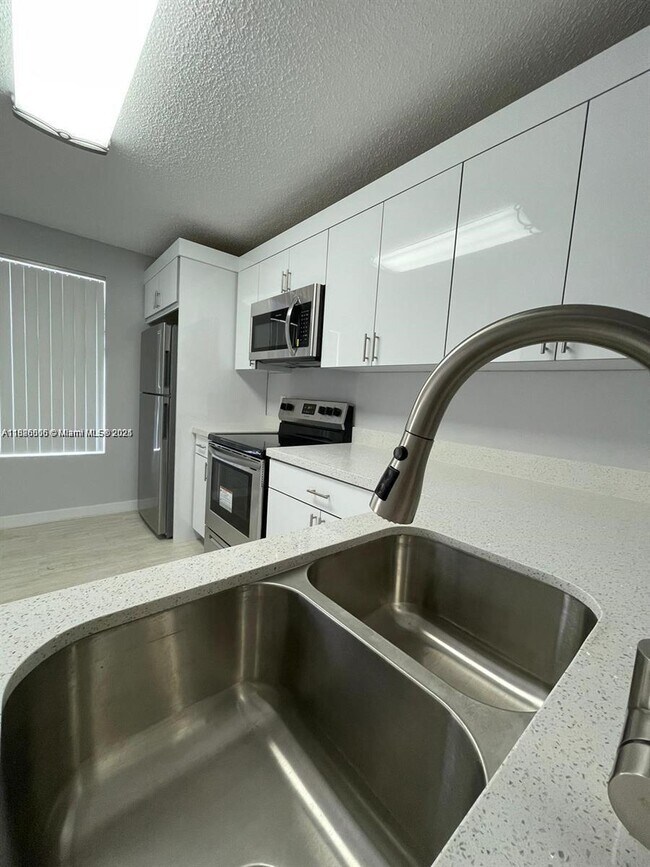 Foto del edificio - 8117 SW 21st Ct