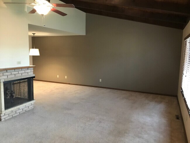 Building Photo - 408 Holly Ln
