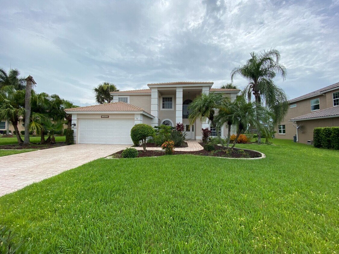 Primary Photo - Huge 5 Bedroom Pool Home Available Now