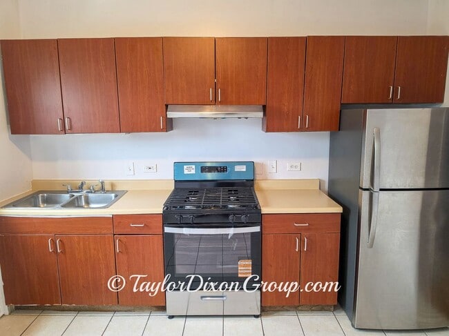 Building Photo - 4033 W Gladys Ave