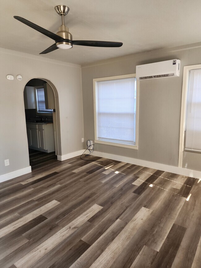 Foto del edificio - 2404 E Randolph Ave