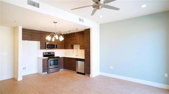 Building Photo - 604 N Bluff Dr