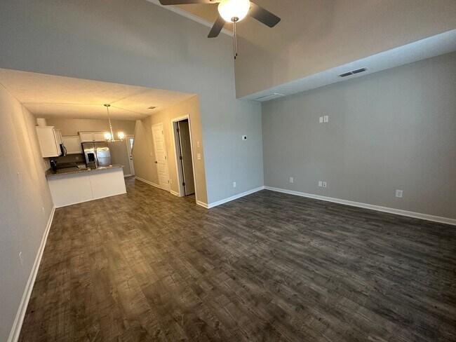 Building Photo - Amazing 3 BD 2.5 BA Townhome in Murfreesboro