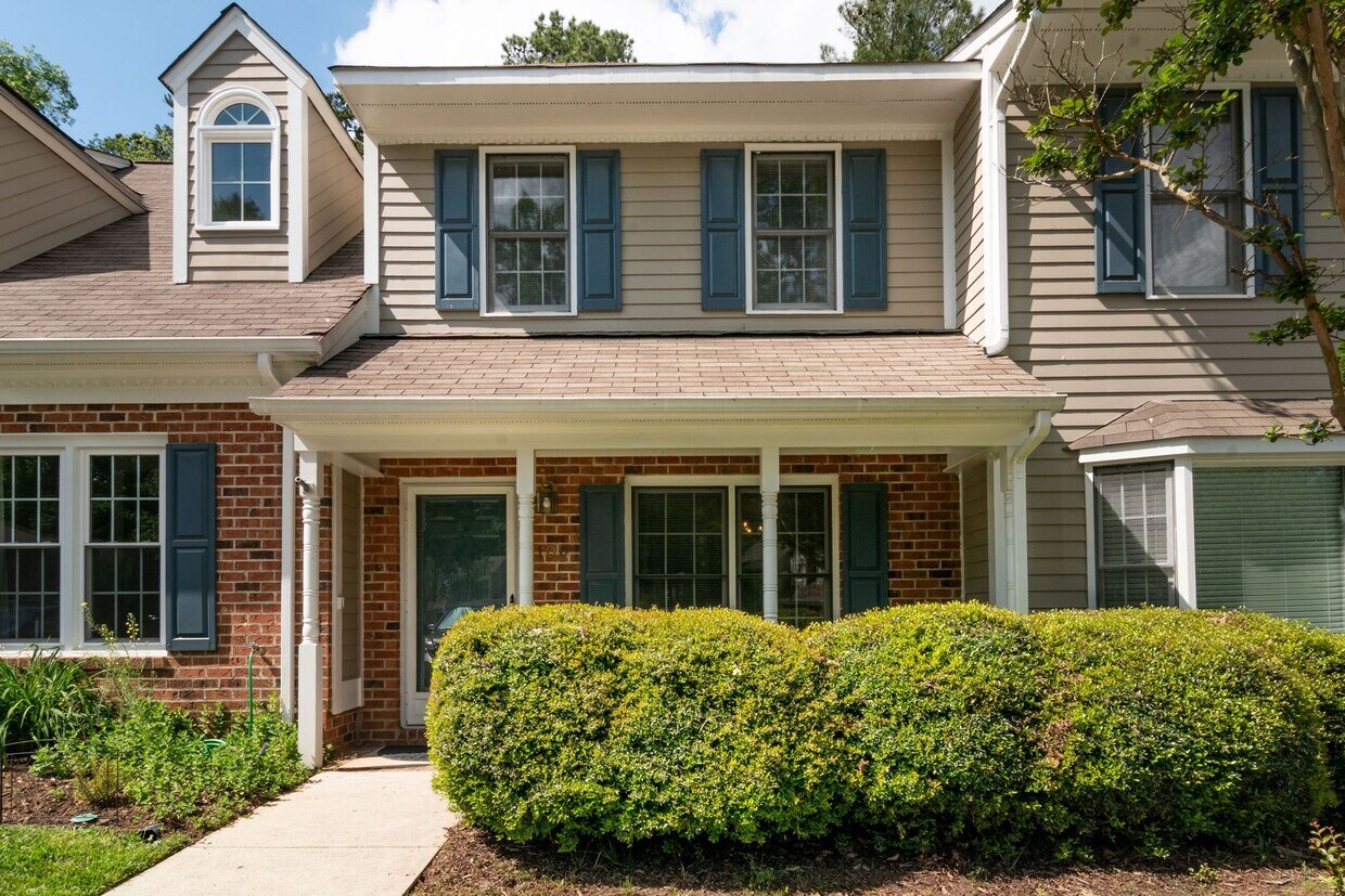 Primary Photo - Beautiful Townhome 5 Mins to Duke & 10 min...