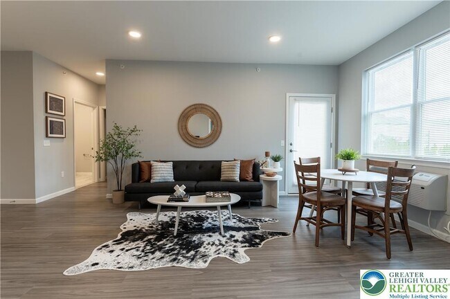 Building Photo - 948 N Front St