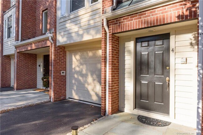 Building Photo - 4 Pine Brook Ln