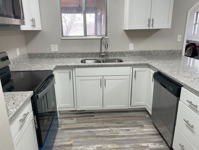 Building Photo - 5 Bedroom/2 Bathroom House in Layton