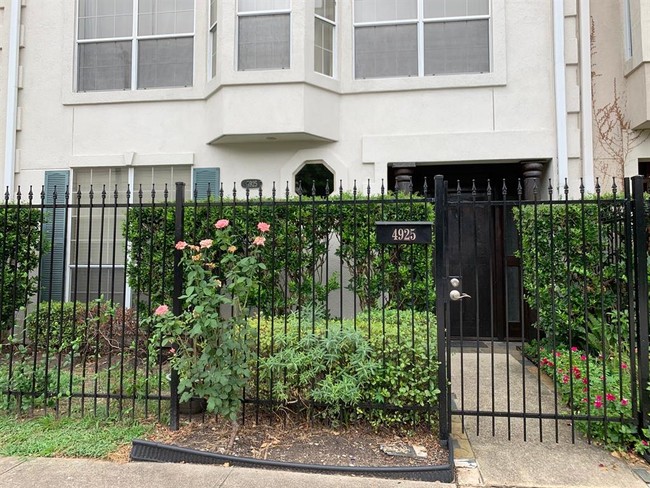 Building Photo - 4925 Travis St
