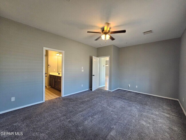 Foto del edificio - 7565 Wolf Creek Dr
