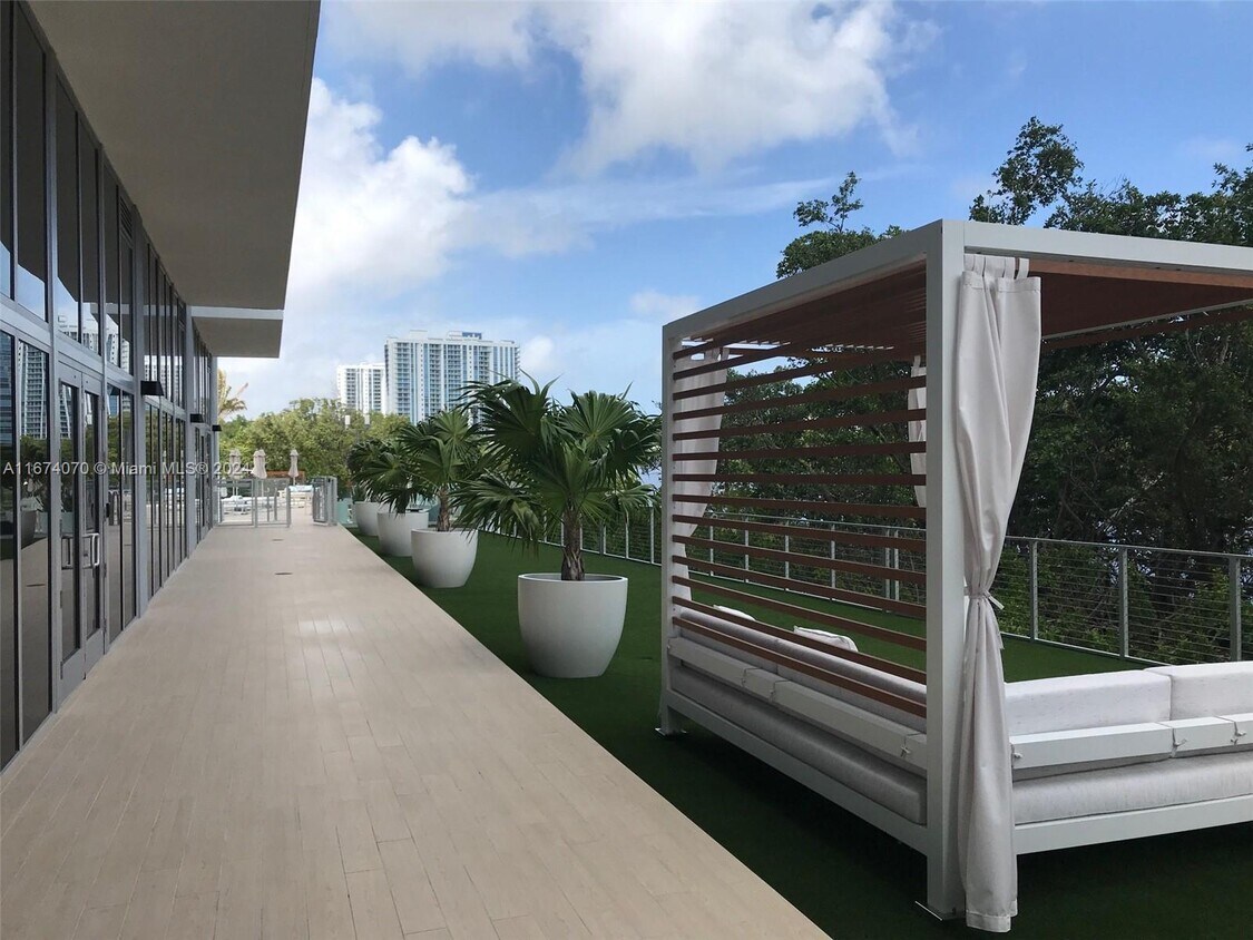 Foto del edificio - 16385 Biscayne Blvd