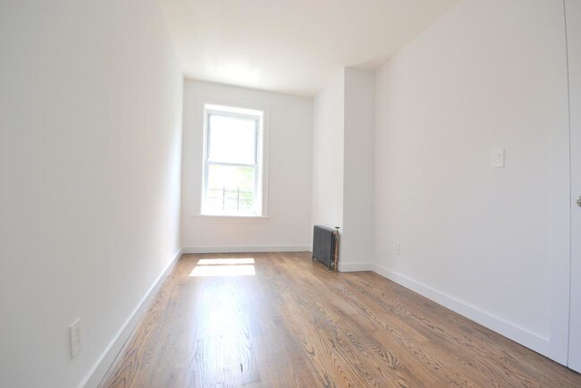Building Photo - 208 Hoyt St