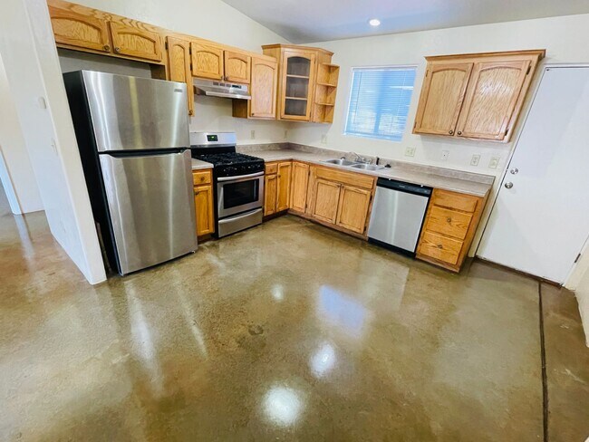 Building Photo - Single Family Home Style Unit w/ A/C, High...