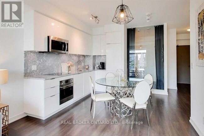 Photo du bâtiment - 223 St Clair Ave W