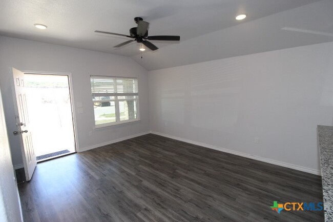 Foto del edificio - 134 Wind Ridge Dr
