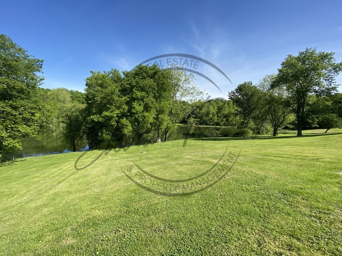 Building Photo - Charming Two Bedroom in Triplex in Goodlet...