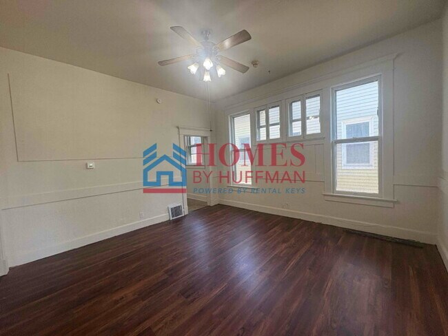Foto del edificio - Large Four Bedroom | Two Bath House