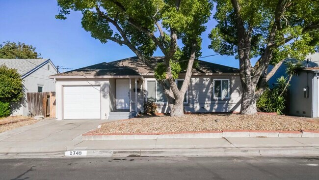 Building Photo - 2747 El Rey St