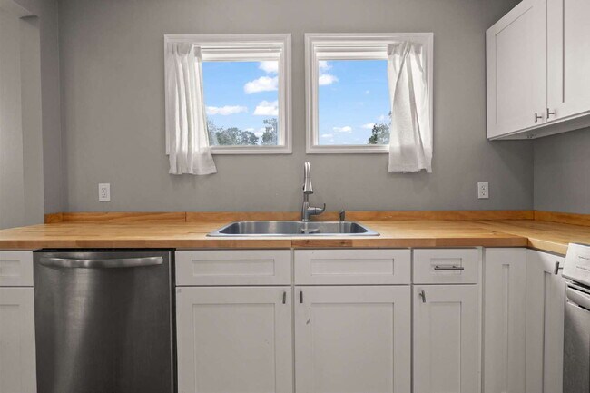 Building Photo - Renovated 3 Bed • 1.5 Bath Upstairs Unit -...