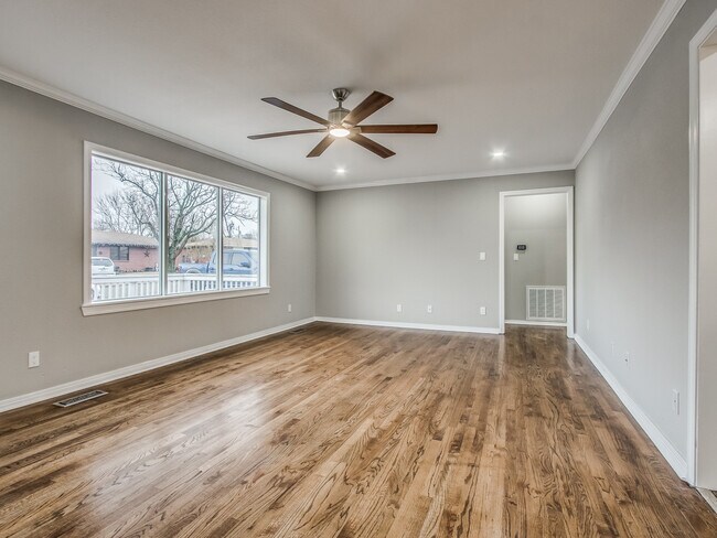Building Photo - 239 NE Avondale Ave