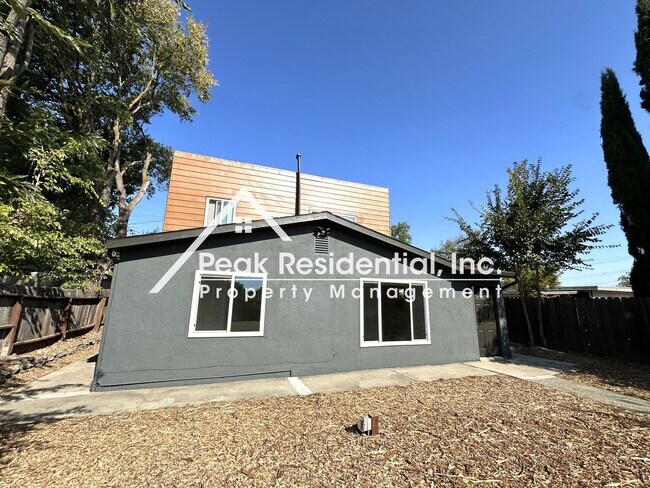 Foto del edificio - Spacious 2bd/1ba Lower Apartment with 1 Car Garage
