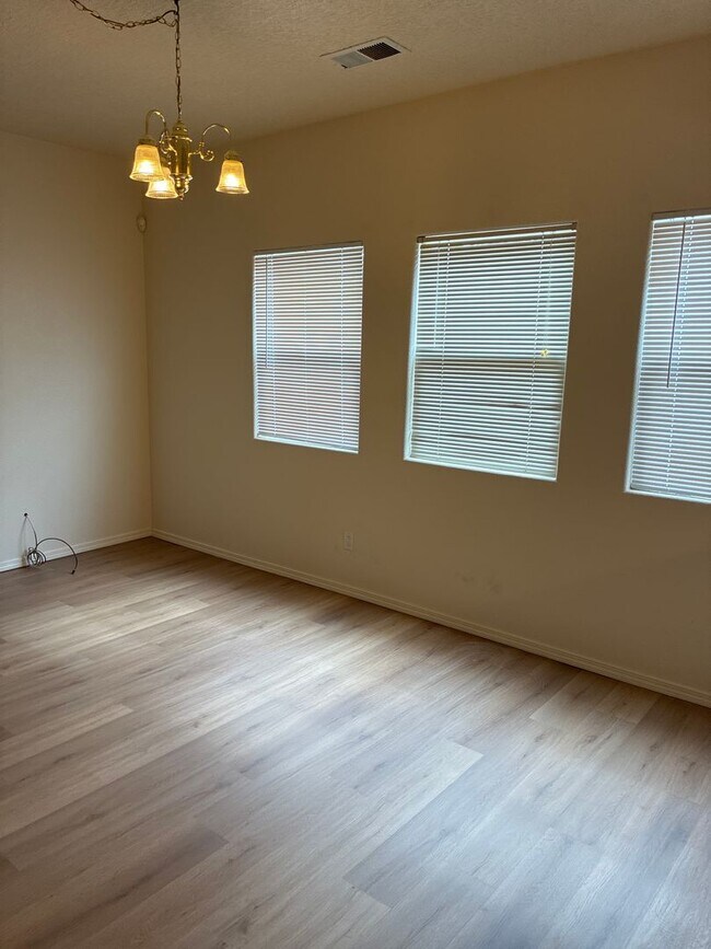 Foto del edificio - 5401 Saturnia Rd NW
