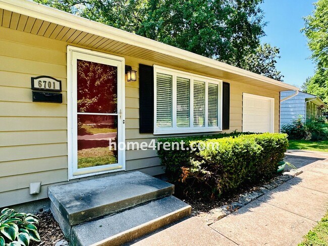 Foto del edificio - Beautiful Hardwoods w Fenced-in Yard!