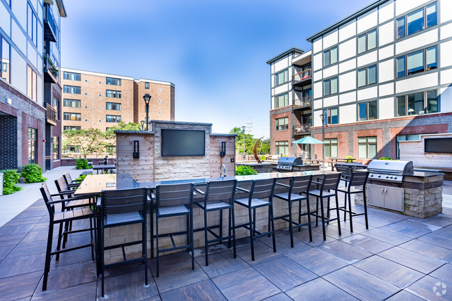 Amenity Deck Grilling Bar - Burlington Station