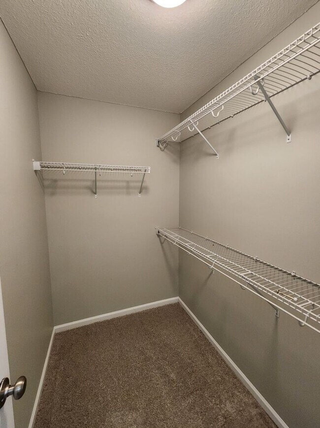 Foto del edificio - Move-in Spacious & Inviting 3-Bedroom Home with Fenced Yard, Open Layout & Modern Touches in Vald...