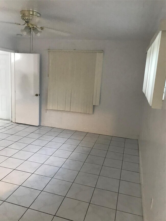 Foto del edificio - 161 NW 164th St