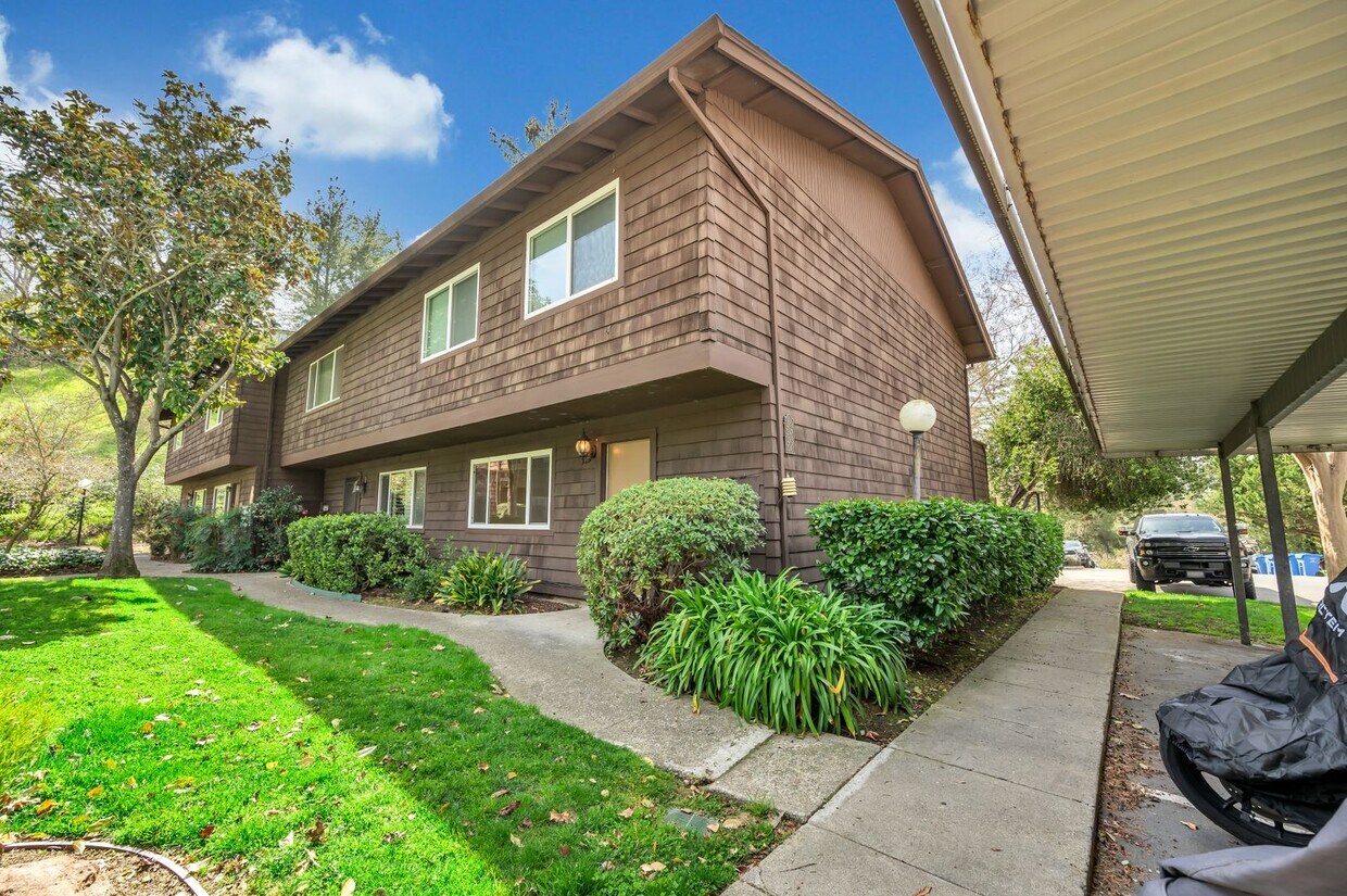 Foto principal - Spacious 4-Bedroom, 2.5-Bath Townhouse Clo...