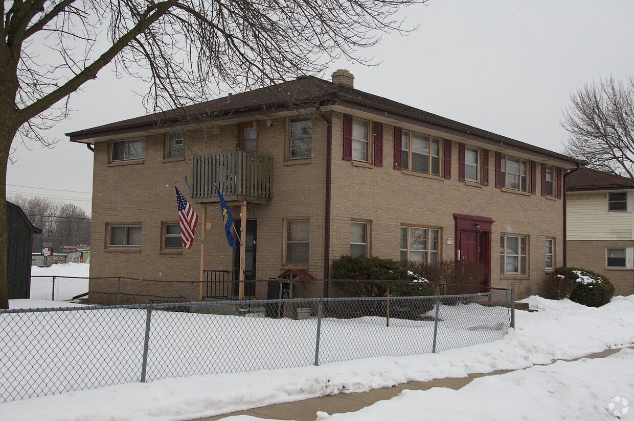 Building Photo - N88W15095 Cleveland Ave