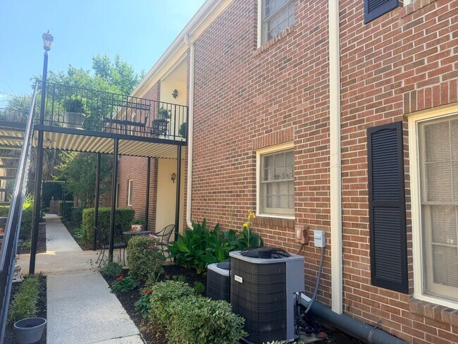 Foto del edificio - 5516 Lakeshore Dr