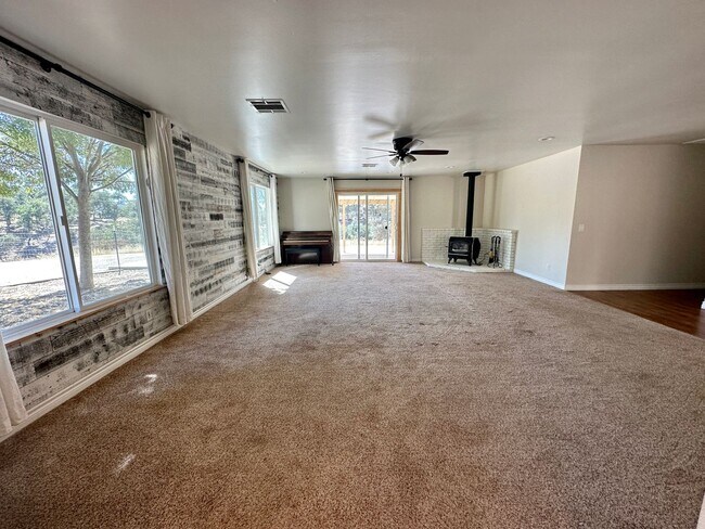 Foto del edificio - Beautiful 3-bedroom 2 bath Single Family T...