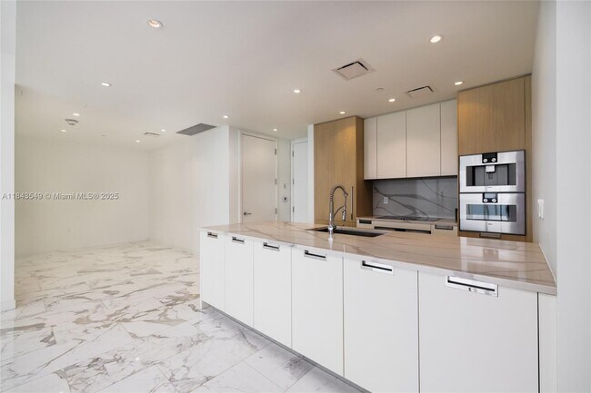 Foto del edificio - 15701 Collins Ave