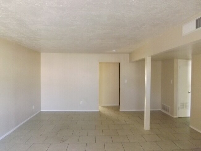 Building Photo - 5-Bedroom Home In Tempe